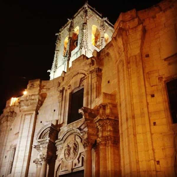 Fachada principal de noche de la Parroquia de las Santas Justa y Rufina de Orihuela